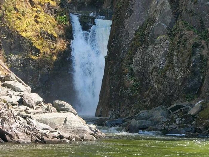 Киште водопад горный Алтай. Телецкое озеро водопады. Водопад Киште на Телецком озере. Водопад Корбу на Телецком озере. Водопады на телецком