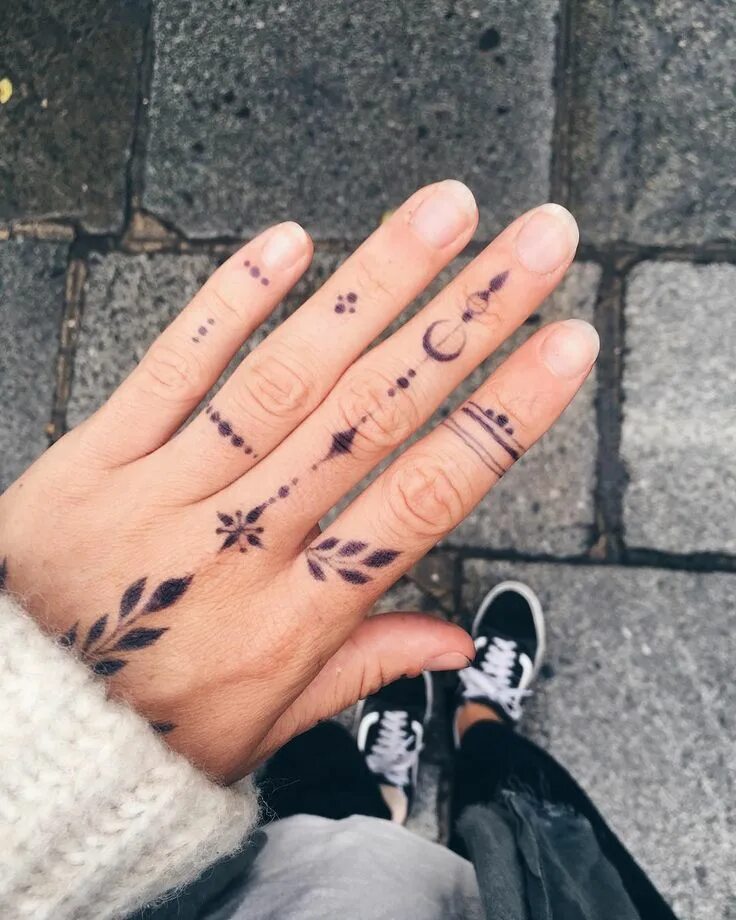Тату на пальцах. Тату на пальцах. Тату на пальцах. Тату на пальцах. Татухи на пальцы.