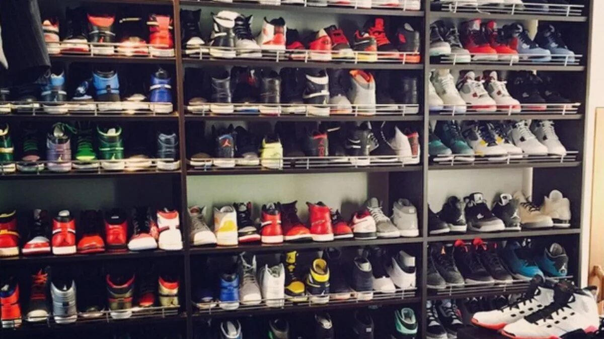 Много одежды и обуви магазин. Коллекция кроссовок найк Джордана. Nike Air Jordan 1 Садовод. Много кррсовоа.