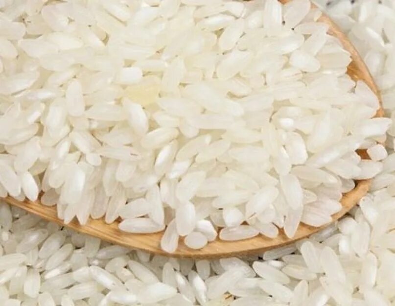 Пропаренный рис для плова. Непропаренный рис. Прпопаренный и не проопаренный рис. Рис пропаренный и непропаренный разница.