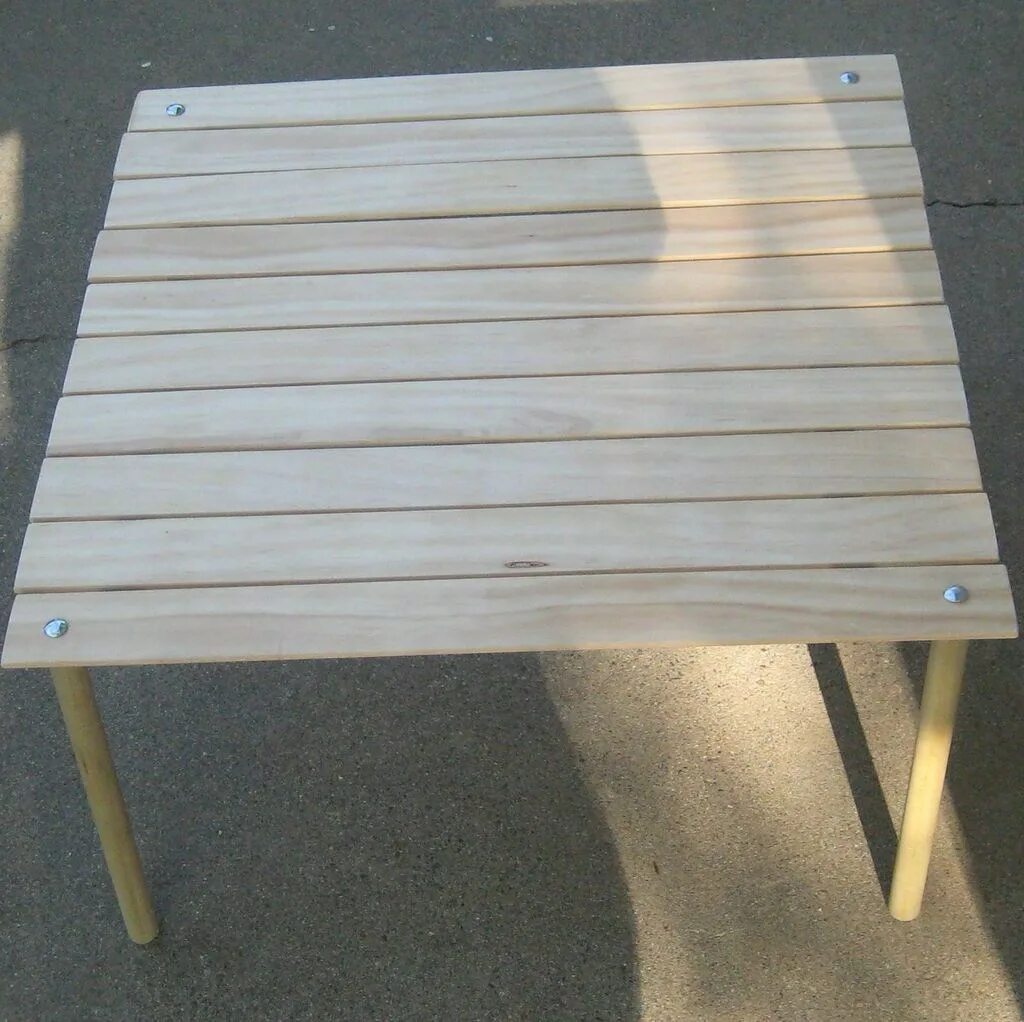 Самодельные разборные. Походный столик из дерева. Самодельный походный столик. Складной стол из досок. Самодельный походный столик складной.