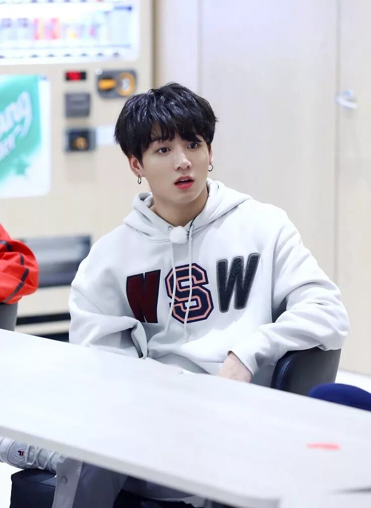 Чонгук в школьной форме ран бтс. Тэхен бариста. Чонгук run bts. Чонгук бтс. Jungkook 2022.