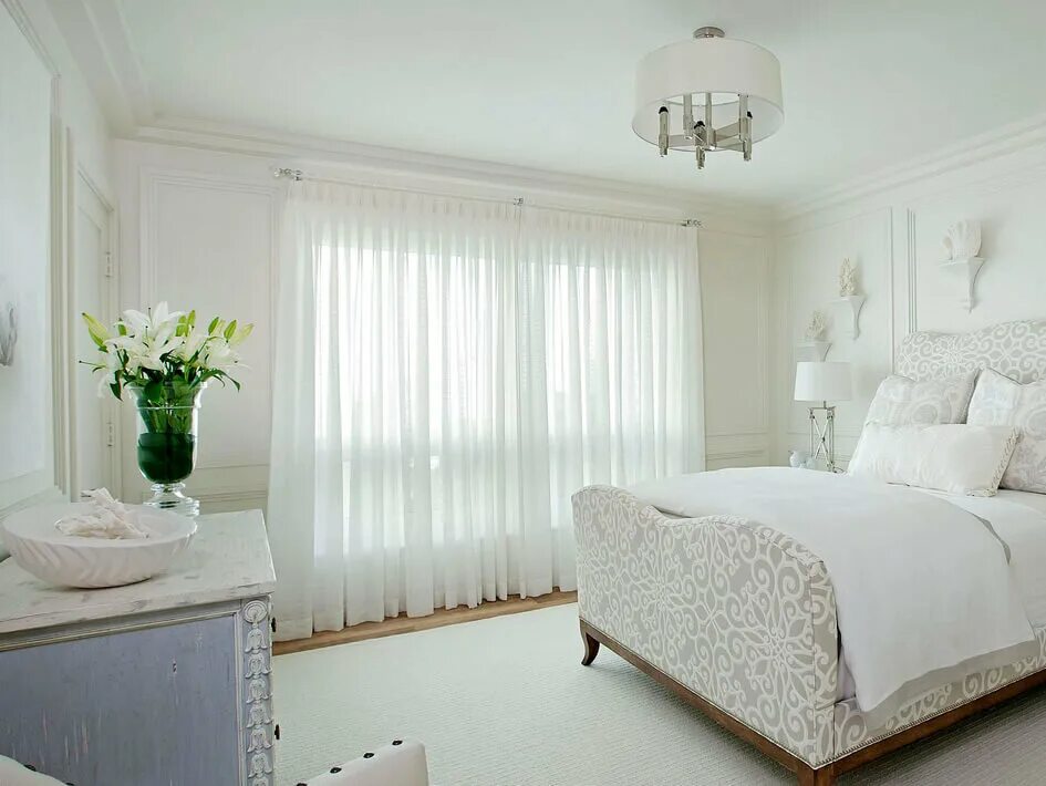 Интерьеры с белой мебелью шторы спальня. Белая мраморная галька тасос. Как применить белый. Белый интерьер. Как применить белый.