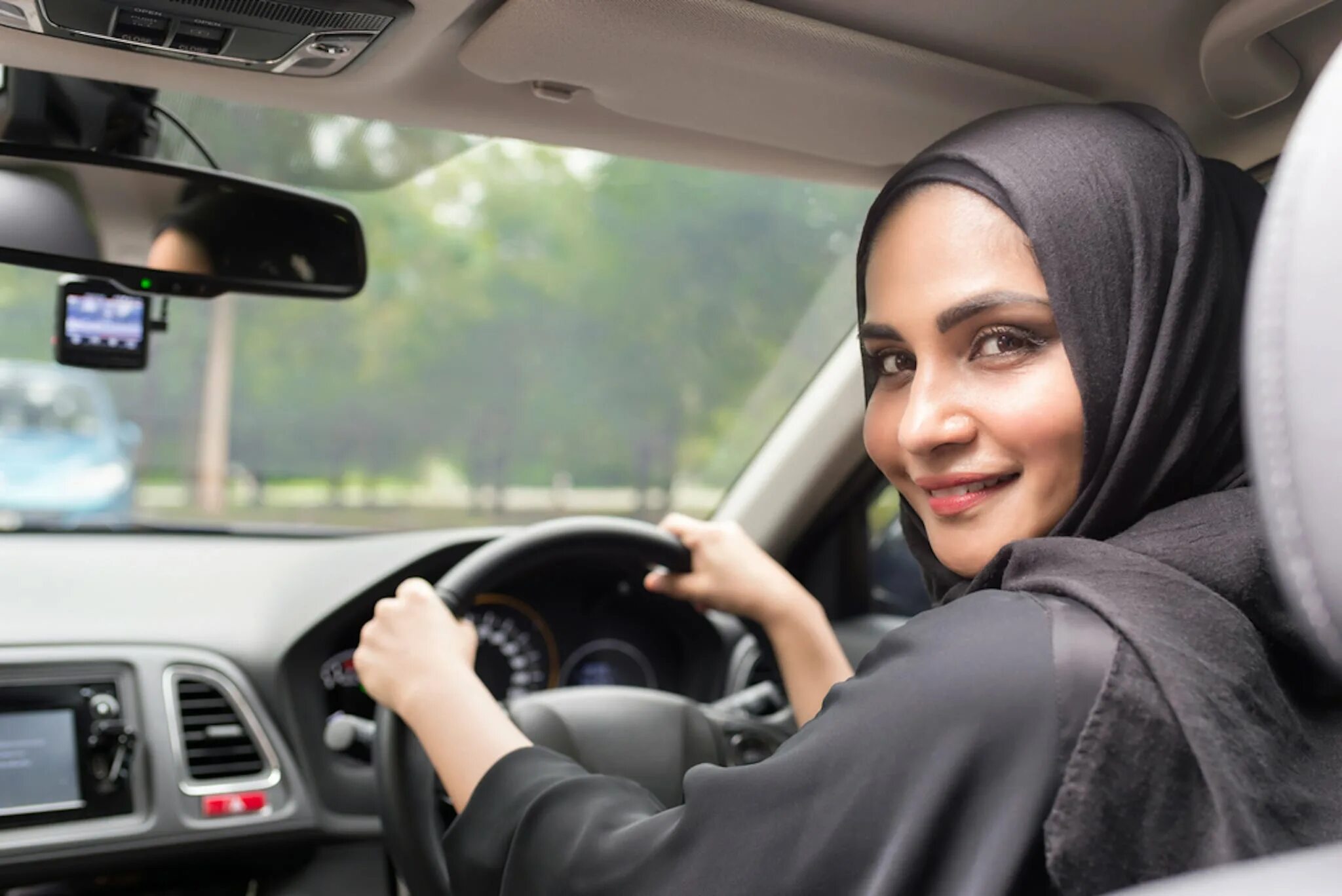 Машины мусульман. Анджелина Джоли в хиджабе. Девушка за рулем. Саудовская Аравия женщины. Женщины из Саудовской Аравии.