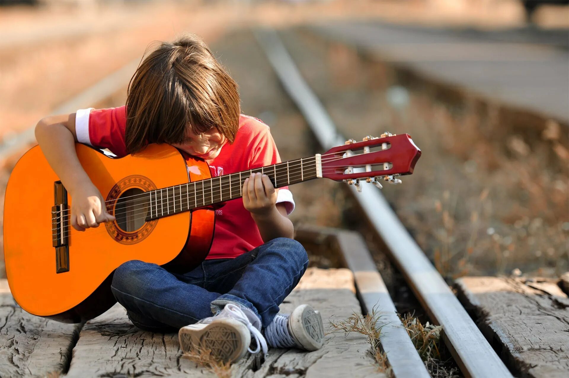 Давай сыграю на гитаре. Подросток с гитарой. Гитара для детей. Мальчик с электрогитарой. Гитарист подросток.