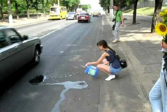 Течь по склону. Вода течет вверх по склону. где вода течет вверх. аномалия вода течет вверх. место где вода течет вверх.