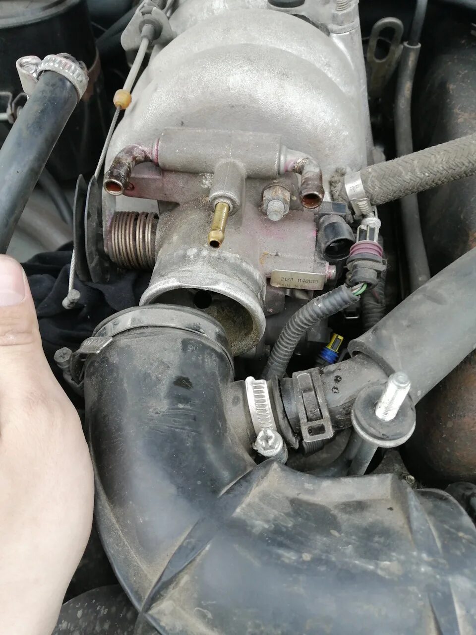 Дроссель нива шевроле е газ. При включении фар глохнет двигатель на шевроле нива 2004 года. Шевроле нива вакуумный шланг с дроссельной. Датчик холостого хода ваз 2131 инжектор. Мотор нивы шевроле инжектор.