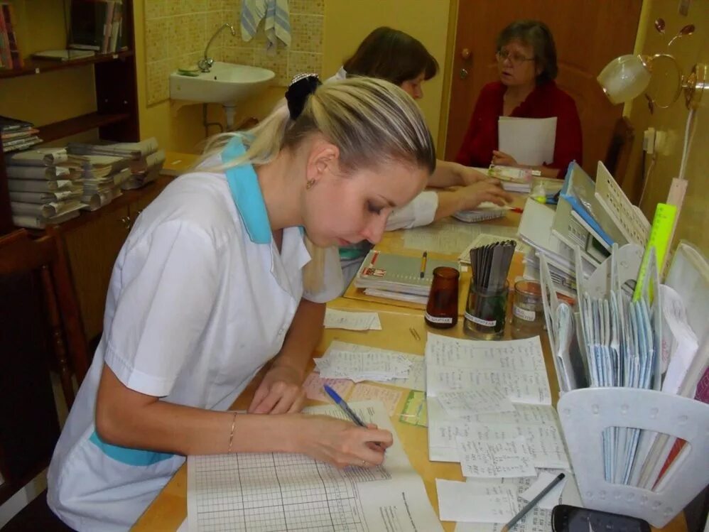 Фельдшерам повысят зарплату. Медперсонал. Зарплата медработников. Повышение зарплат медиков. Зарплата медработников вырастет фото.