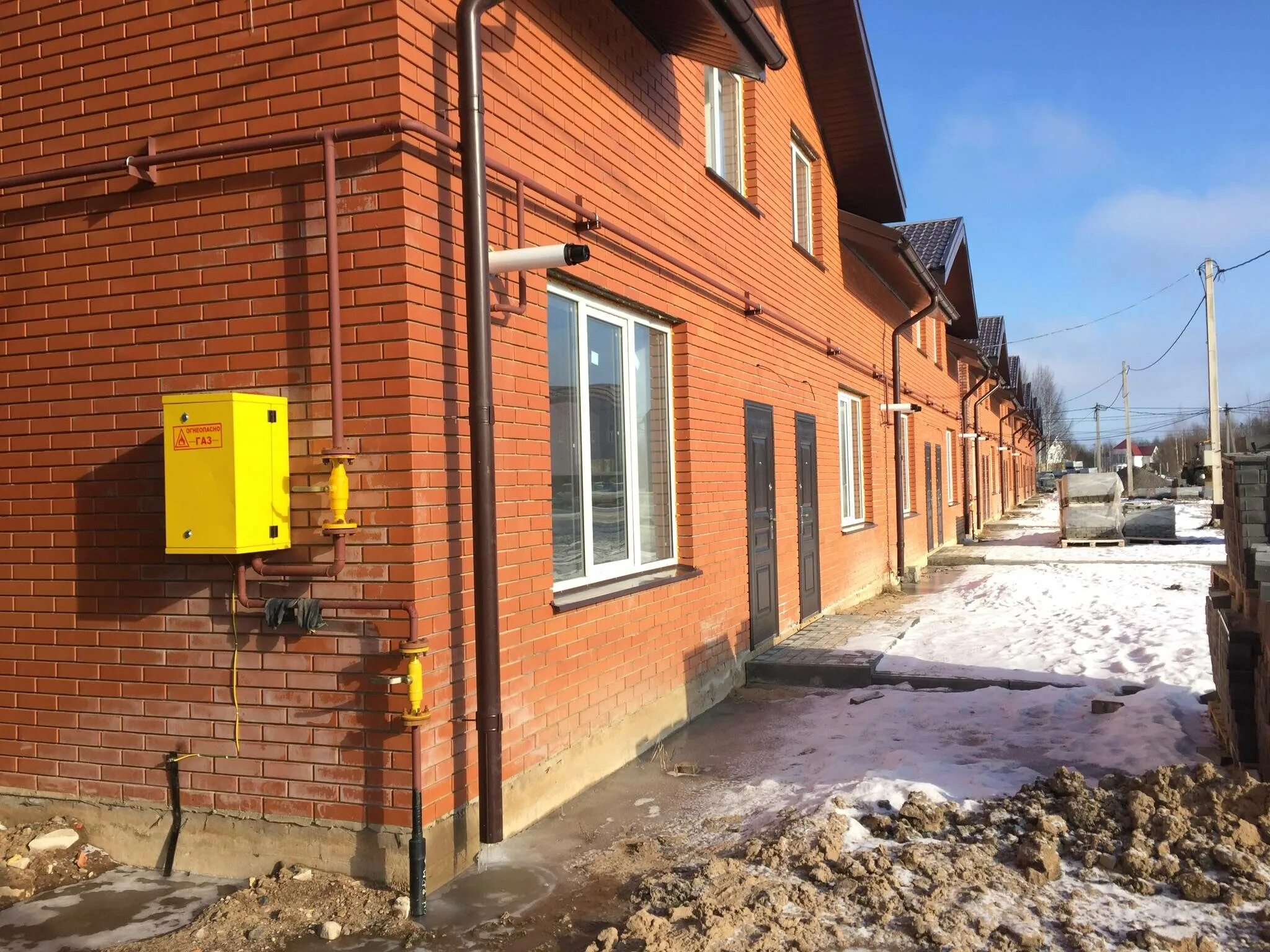 Газовый ввод в частный дом. Монтаж газопровода к частному дому. Подвод газа к частному дому. Монтаж газопровода в частном доме. Подвод газа к дому.