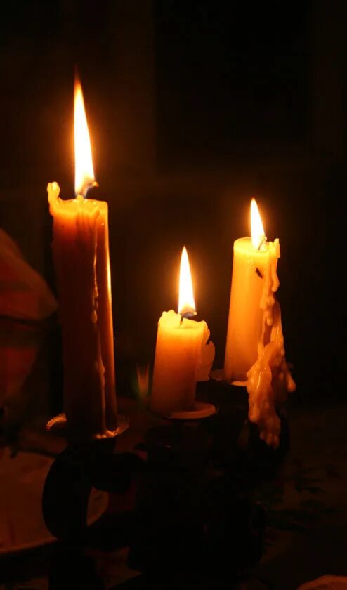 Плачущая церковная свеча