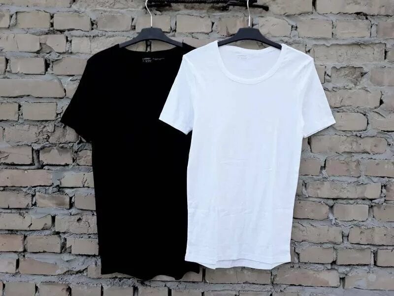 Белая и черная футболка. Майка белая черная. Футбол черный и белый. Базовая белая футболка мужская.