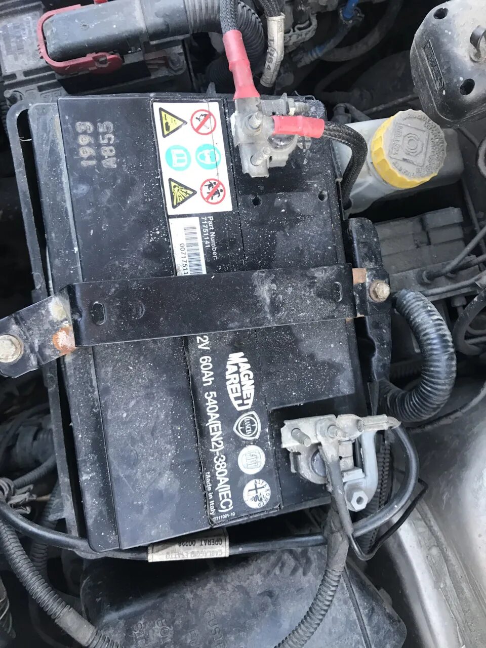 Акб фиат альбеа 1. Фиат пунто аккумулятор. Fiat doblo акб. Акб фиат. 3.