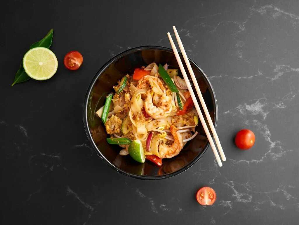 Asiatique kitchen x bar. корнер японской кухни на улице. закуски паназиатской кухни. китайская уличная кухня вок. тайская кухня.