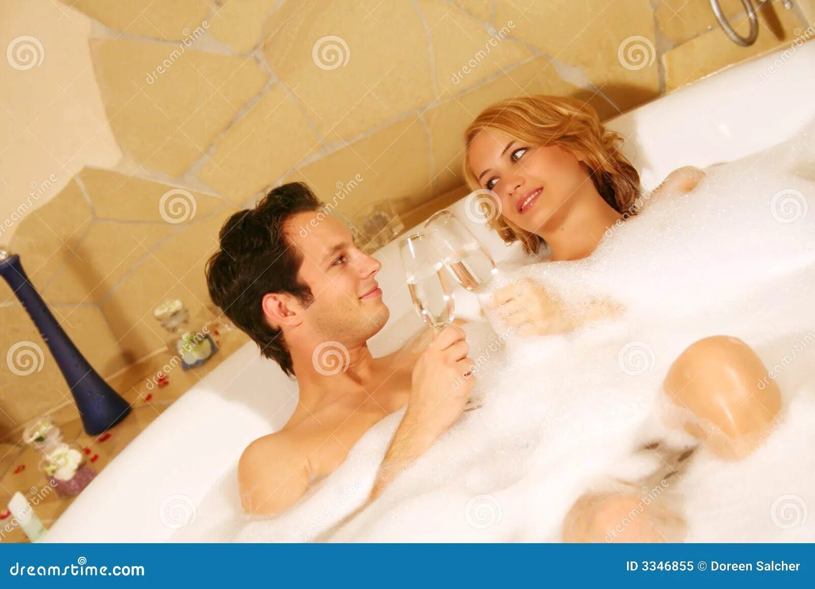 Семейные пары в ванной. Подростковая пара в ванной. Супружеская пара в ванной. Молодая парочка в ванной.