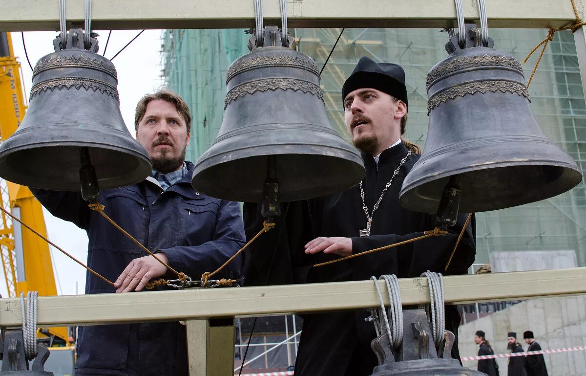 Колокольный звон. Колокола в храме. Церковный звонарь. Звонари колокольни софийского собора вологда. Колокола в церкви.