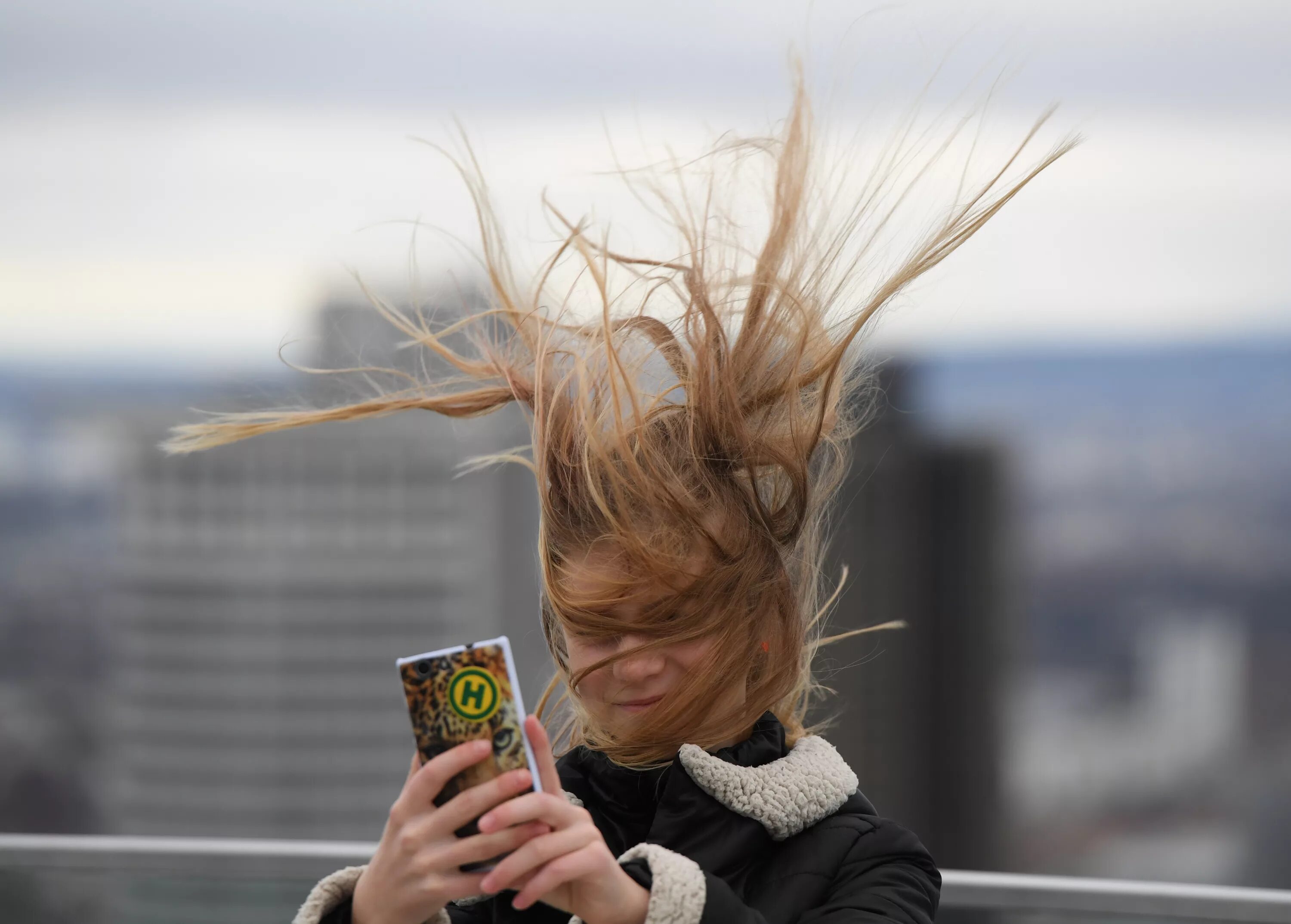 Сильный ветер. Растрепанная девушка. Сильный ветер волосы. Порывистый ветер.