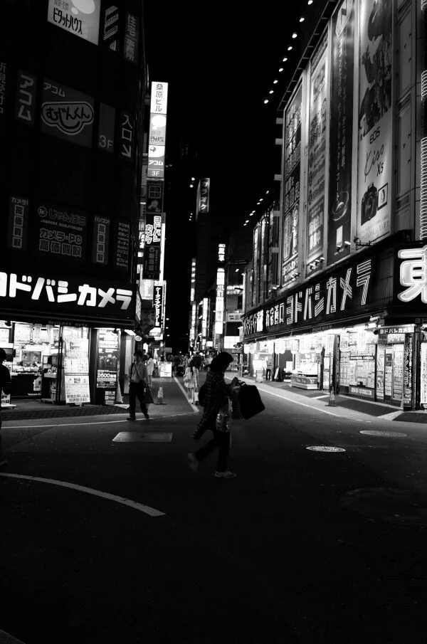 Tokyo black. Темные улицы Токио. Темные улицы Японии. Япония чб. Японская улица чб.