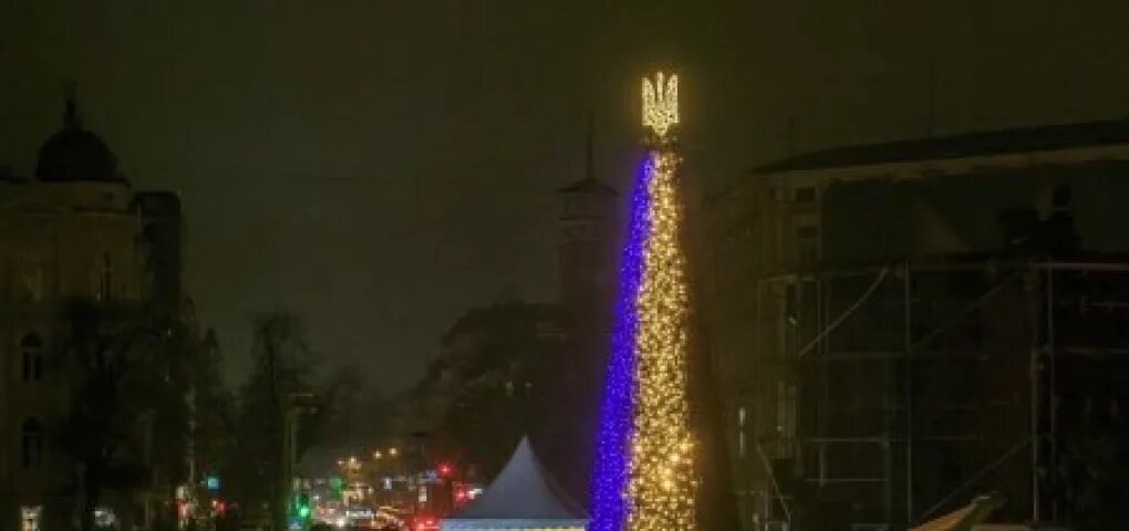 Главная елка киева 2022. Елка в киеве 2024. Елка из гирлянды. Новогодняя елка в киеве 2022. Киевская елка 2022.