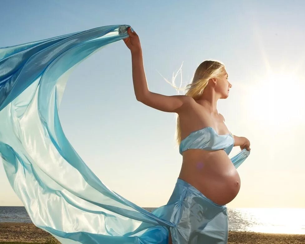 Куда ехать беременной. Беременная. Беременная женщина в воде. Фотосессия беременных на море. Беременные женщины.