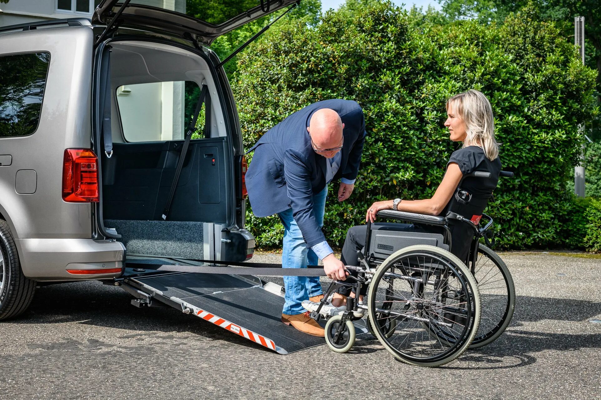 Дом инвалидов машины. Volkswagen caddy для инвалидов. фольксваген кадди для инвалидов колясочников. коляска для перевозки инвалида. электрокар для инвалидов.