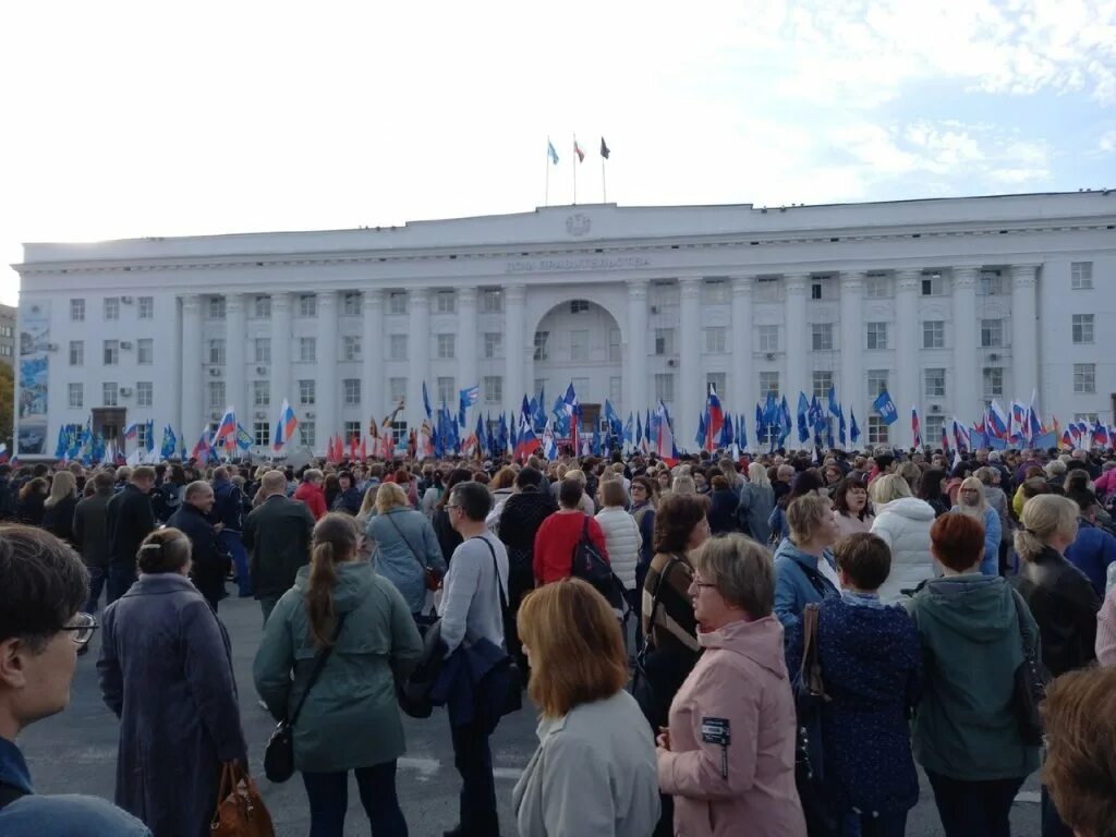 Луганск центр театральная площадь. Лнр площадь территории. Луганск площадь. Площадь лнр. Стаханов город лнр.