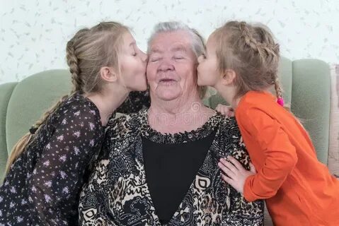 Бабушка целует в губы
