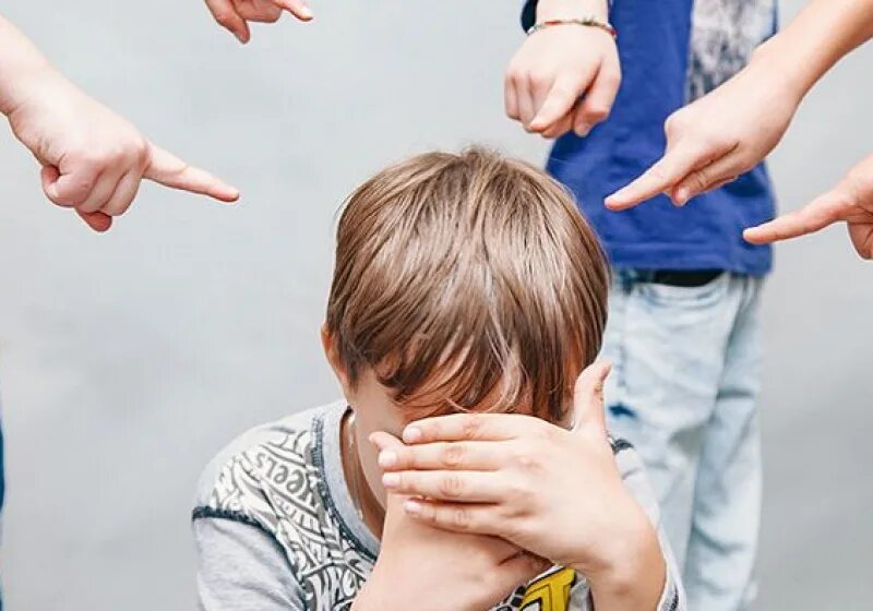 Издеваются в школе. Травля детей в школе. Психологическая травля. Школьный буллинг. Мальчика обижают в школе.