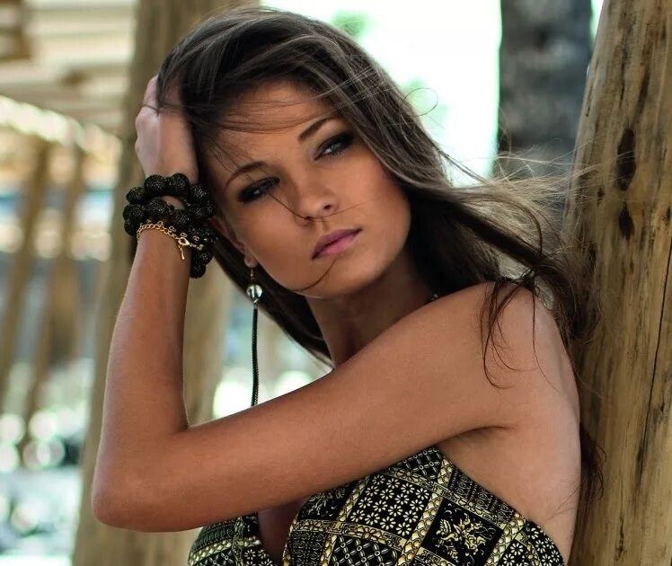 девушка в профиль. красивая женственная девушка. зои салдана. девушка с красивым макияжем. женщина с венком на голове.