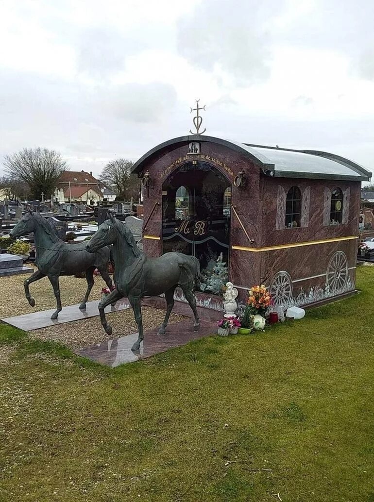 цыганские могилы. калитниковское кладбище могилы цыган. кладбище цыган. роскошные могилы цыганских баронов. кладбище цыган.