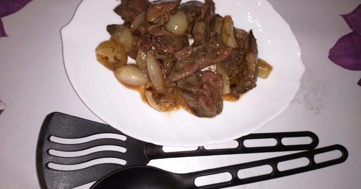 печень куриная вареная калорийность на 100 грамм. нормальный вид куриных желудочков. калорийность куриной печени. печень с луком калорийность. печень куриная энергетическая ценность.