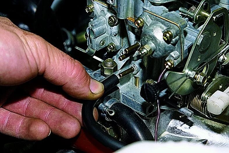 Регулировка карбюратора ваз 2104. Как снять карбюратор с двигателем. Карбюратор хайди 9. Мотор ваз 2107 карбюратор. Прокладка карбюратора ваз 2106.