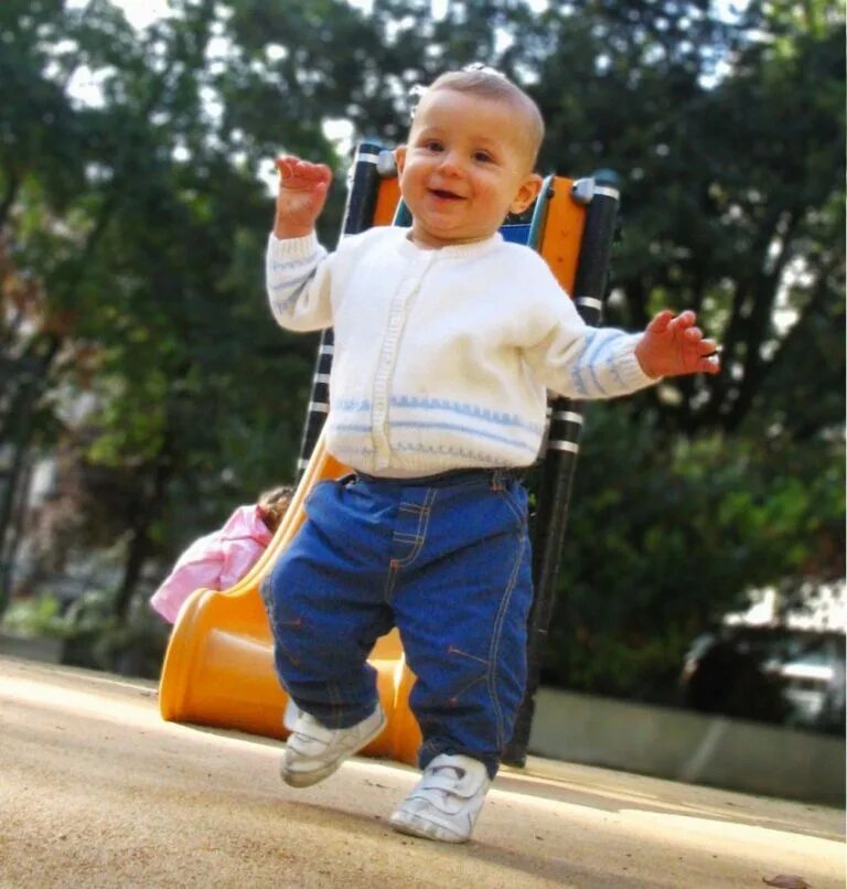 Почему годовалые. Почему годовалые. Почему годовалые. Малыш ходит. Шагающий ребенок.