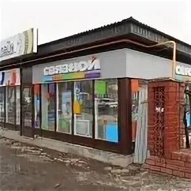 Слева от центрального входа расположен магазин