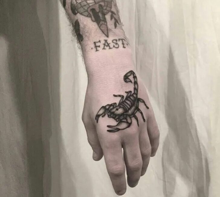 тату скорпион для мужчин на руку. тату скорпион на руке. тату скорпион на руке. тату скорпион на запястье. тату скорпион на запястье.