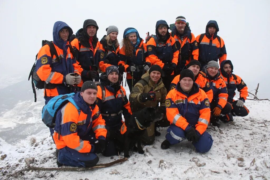 Снаряжение горного спасателя. Поисково спасательный отряд в горах. Мчс спасение в горах. Спасатель альпинист. Поисково-спасательные работы.