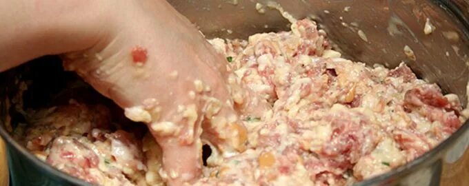 Жидкие котлеты. Котлеты полуфабрикаты. Котлеты получились жидкие как исправить. Жидкий фарш. Фарш для фрикаделек в суп.