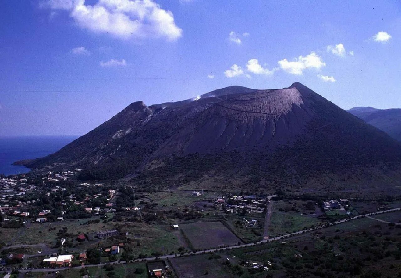 Mt vesuvius. Вулкан Везувий в Италии. Гора Везувий Неаполь. Неаполь вулкан Везувий. Италия вулканы Везувий и Этна.