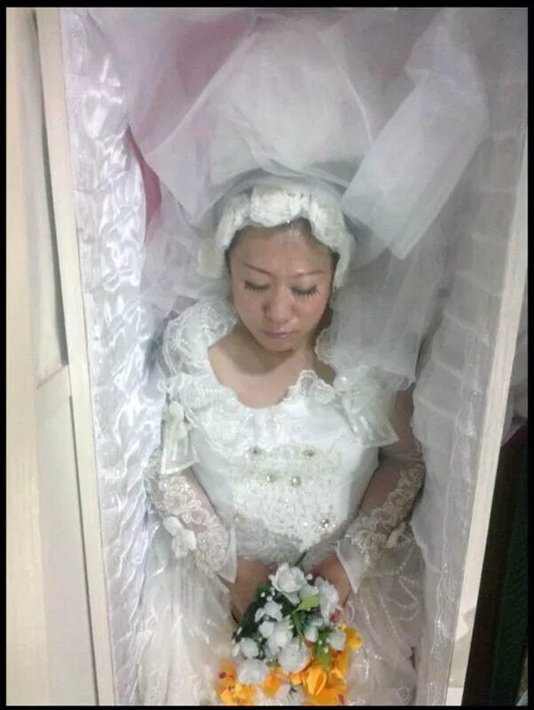 Сон выходить замуж за умершего. Девушки в гробу в свадебном платье. Мертвая девушка в свадебном платье. Невеста в свадебном платье в гробу.