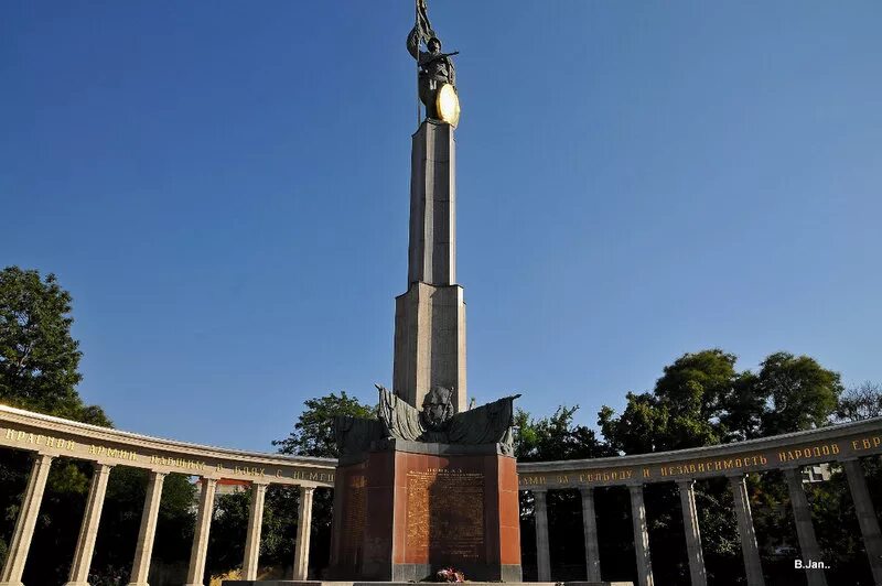 Памятник советским воинам. Памятник советским воинам в вене. памятник советским воинам освободителям в вене. вена памятник советскому солдату. памятник воину освободителю в вене.