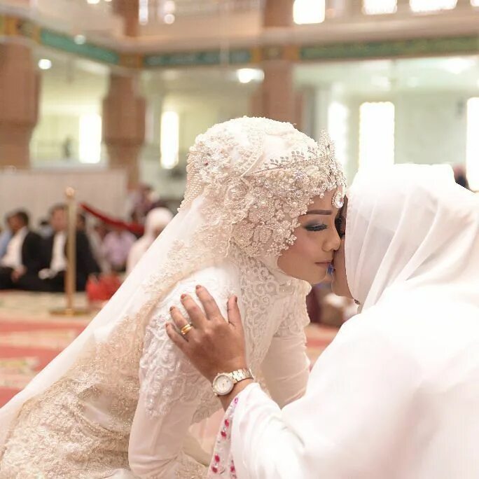 Первая брачная в исламе. Никях никаб невеста. Мусульманские Свадебные платья. Свадебные платья хиджаб. Самые красивые мусульманские невесты.