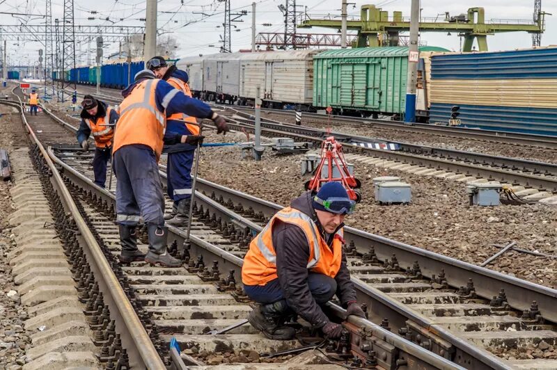 Реконструкция железнодорожного пути. Монтер железнодорожных путей. Работник железной дороги. Работники путевого хозяйства.