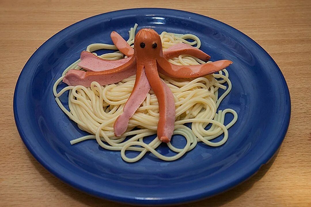 сосиски осьминожки жареные. осьминожки из сосисок и спагетти. осьминожки из сосисок. блюда из сосисок для детей. сосиска осьминожка.