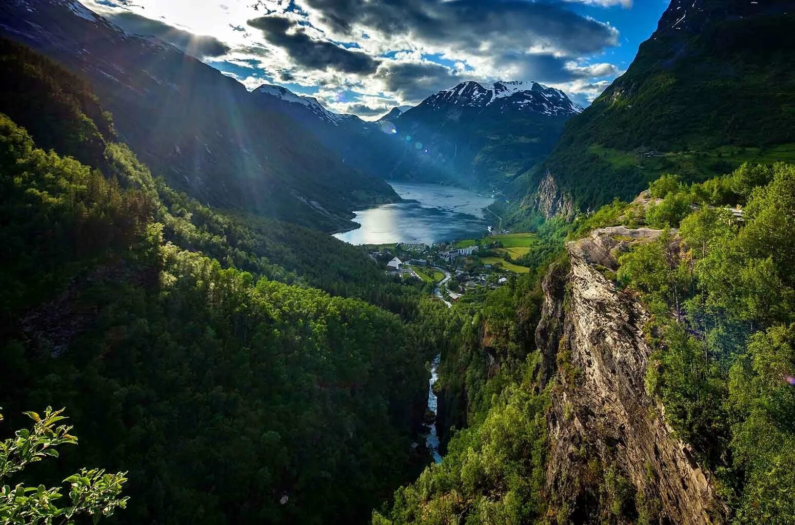 Лес бёкескуген Норвегии. Лесные массивы Норвегии. Норвегия горный лес. Хвойные леса Норвегии. Горы поросшие лесом