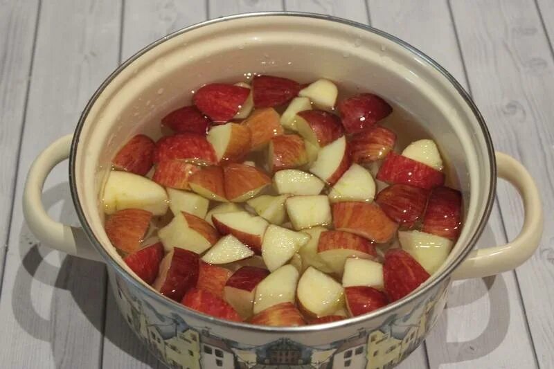 Сколько варится компот из свежих яблок. Компот из яблок. яблоки в кастрюле. компот в кастрюле. компот из фруктов в кастрюле.