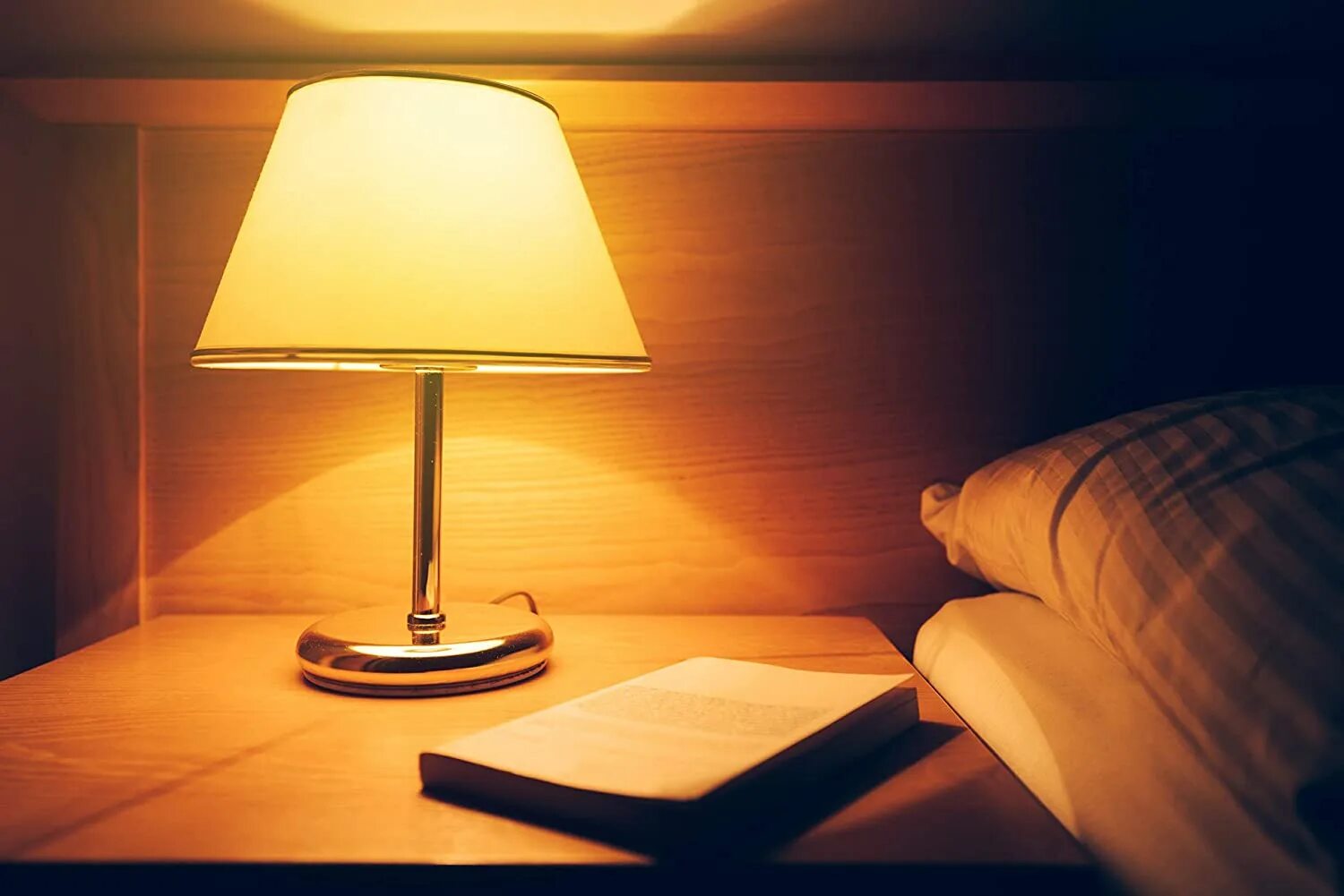 Read lamp. Лампа colette table/bedside lamp. стол настольная лампа ночь вид сверху. night lamp retro. интерьер стол горит лампа.