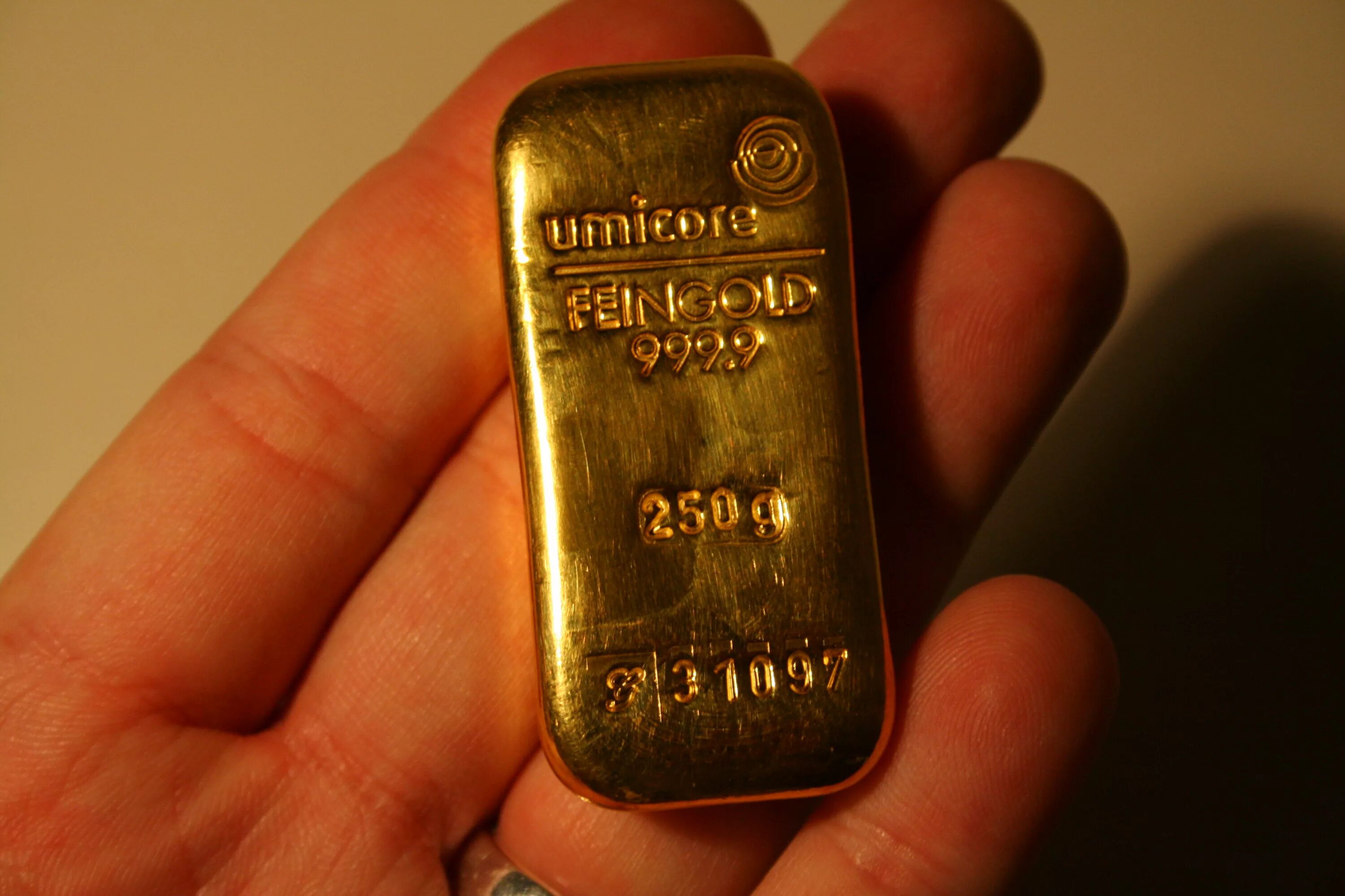 250 30 грамм. 100 Граммовый слиток золота. Слиток золота 250 грамм. Слиток золота 50 гр. Слиток золота СССР 250 грамм.