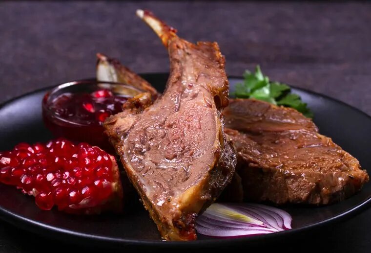 Буженина с гарниром и соусом. Шашлык и наршараб. Мясо с гранатом. Мясо в гранатовом маринаде. Мясо гранатовый.