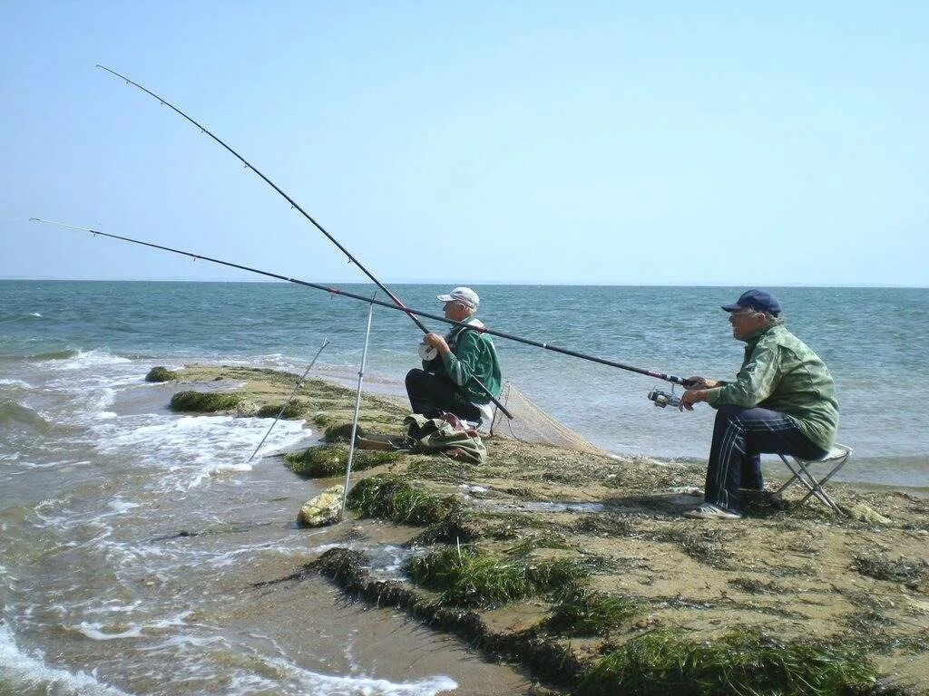 Как ловить на море. Рыбалка летом. рыбалка на черном море. рыбалка на чёрном море с берега. рыбак на берегу.