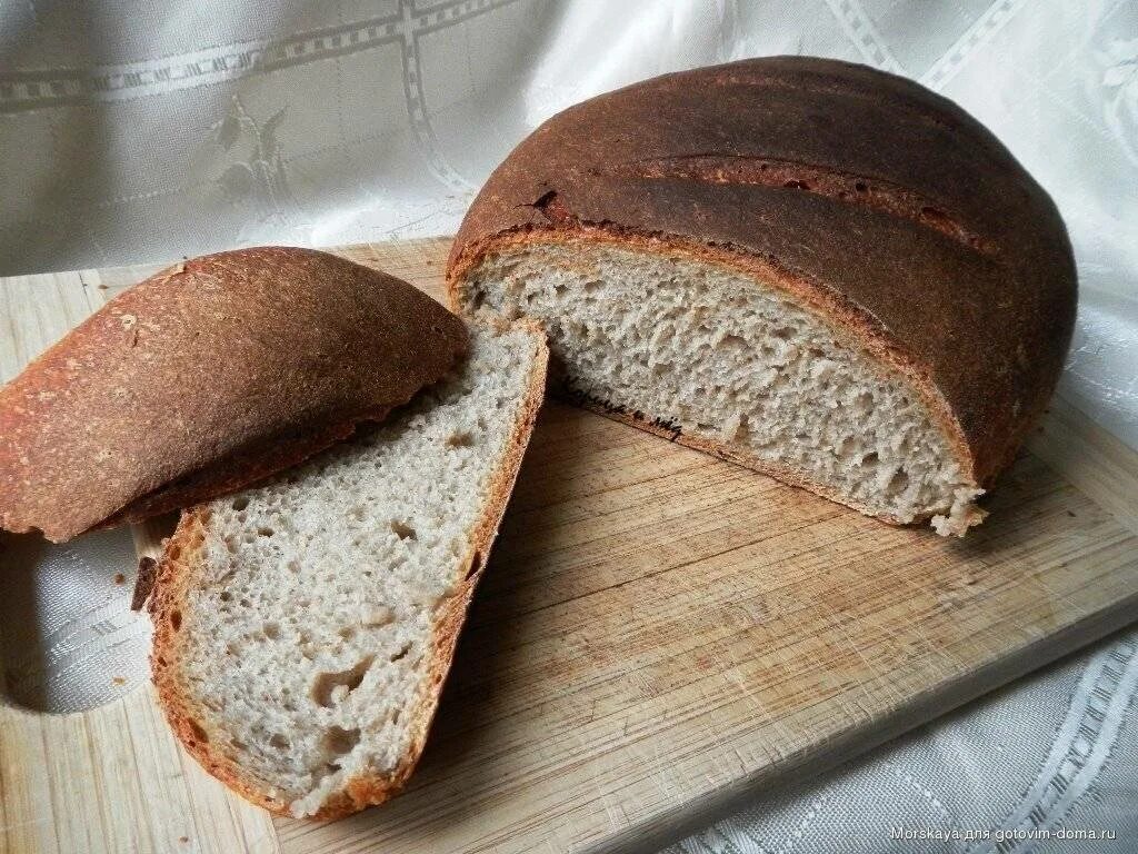 Простой хлеб на закваске. Хлеб ржано пшеничный хлебный дом. Ржаной хлеб домашний. Выпечка ржаного хлеба. Ржаной хлеб на закваске.