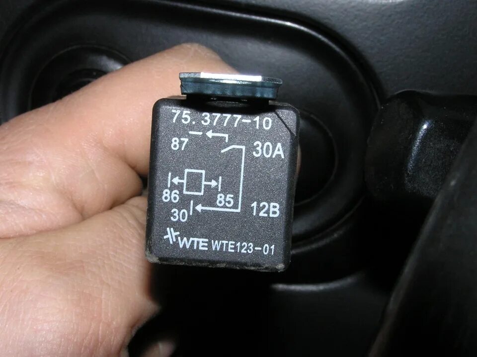 Схема установки бескаркасных дворников. Подрулевой переключатель logan 2 стеклоочистителя. Дастер режим дворников. Duster подрулевой переключатель магнитолы. Ситроен с 3 размер дворников.